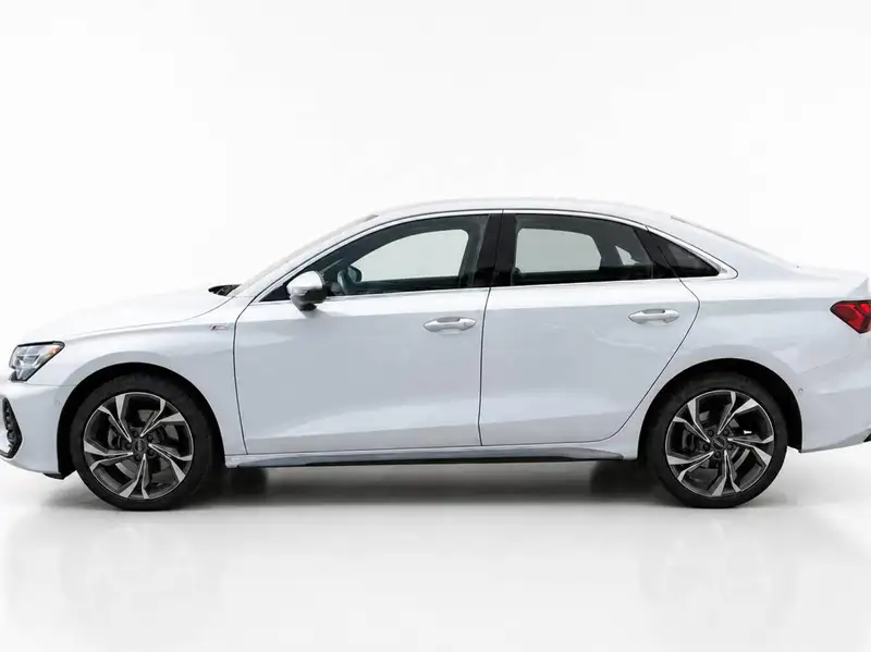 2025 Audi A3 Progressiv, bílá, 31 567 km, dovoz Kanada — foto 7 z 12