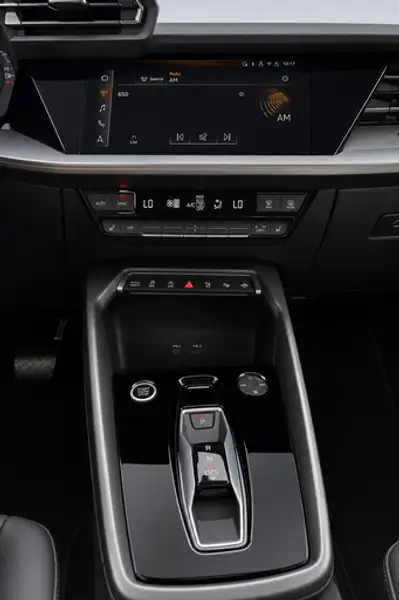 2025 Audi A3 Progressiv, bílá, 31 567 km, dovoz Kanada — foto 9 z 12