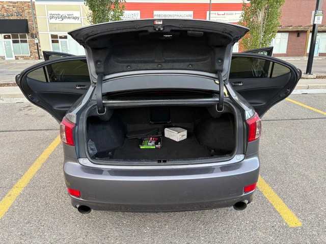 2013 Lexus Is, 191 000 km, dovoz Kanada — foto 4 z 5