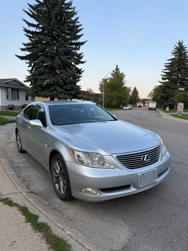 2007 Lexus Ls, stříbrná, 117 000 km, dovoz Kanada — foto 2 z 5