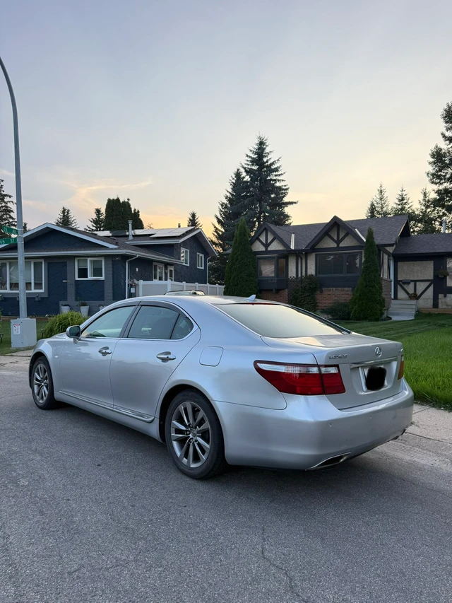 2007 Lexus Ls, stříbrná, 117 000 km, dovoz Kanada — foto 3 z 5
