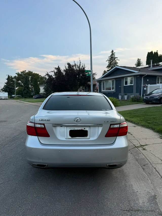 2007 Lexus Ls, stříbrná, 117 000 km, dovoz Kanada — foto 4 z 5