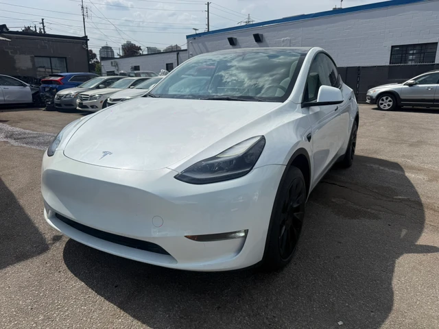2023 Tesla Model Y Long Range, bílá, 47 880 km, dovoz Kanada — foto 2 z 5