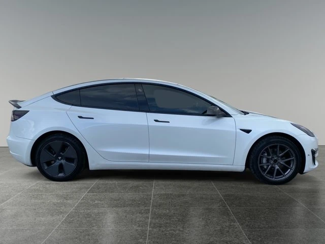 2022 Tesla Model 3 Long Range, 134 386 km, dovoz Kanada — foto 8 z 17