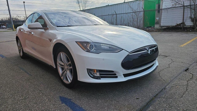 2014 Tesla Model S 85, bílá, 115 000 km, dovoz Kanada — foto 2 z 17