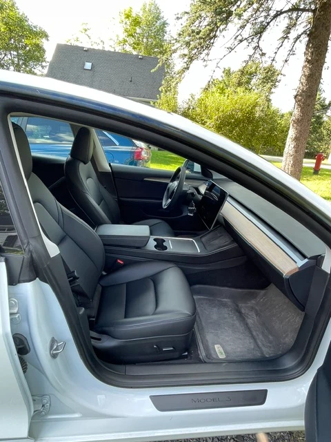 2023 Tesla Model 3, bílá, 23 466 km, dovoz Kanada — foto 3 z 5