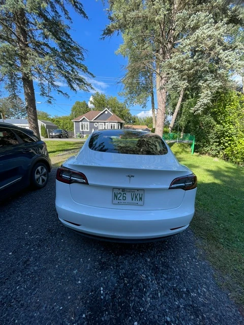 2023 Tesla Model 3, bílá, 23 466 km, dovoz Kanada — foto 4 z 5