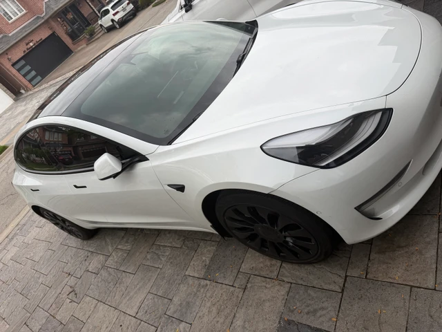2021 Tesla Model 3 Mid Range, bílá, 102 522 km, dovoz Kanada — foto 2 z 5