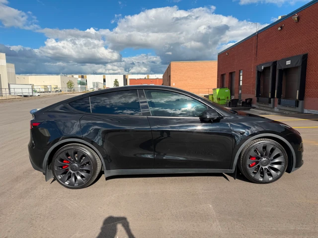 2024 Tesla Model Y Performance, černá, 27 383 km, dovoz Kanada — foto 2 z 5