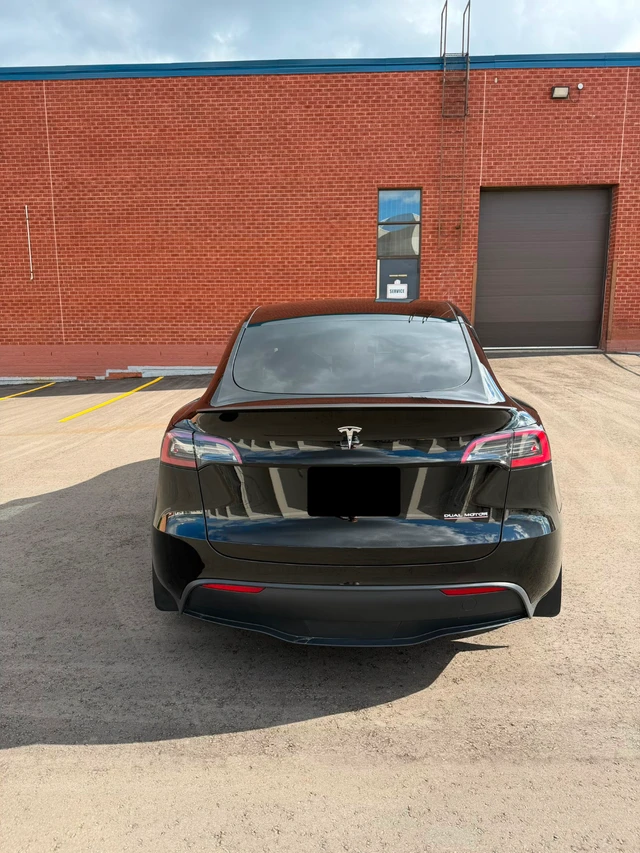 2024 Tesla Model Y Performance, černá, 27 383 km, dovoz Kanada — foto 3 z 5