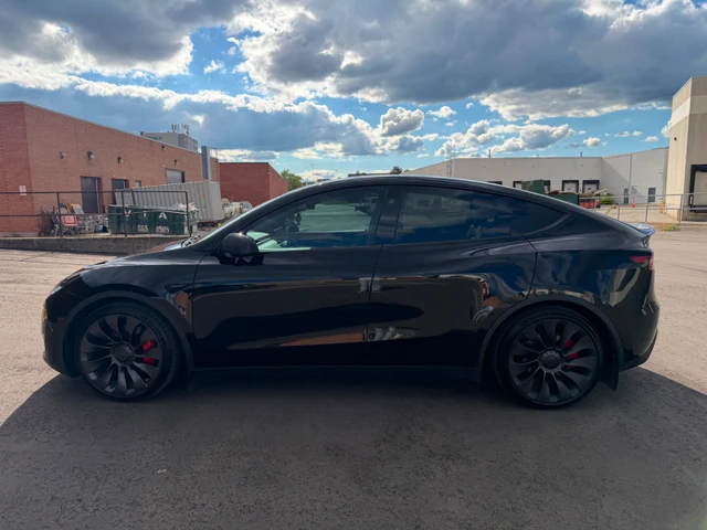 2024 Tesla Model Y Performance, černá, 27 383 km, dovoz Kanada — foto 4 z 5