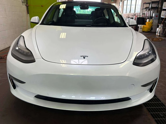 2021 Tesla Model 3 Standard Range Plus, 111 976 km, dovoz Kanada — foto 2 z 5