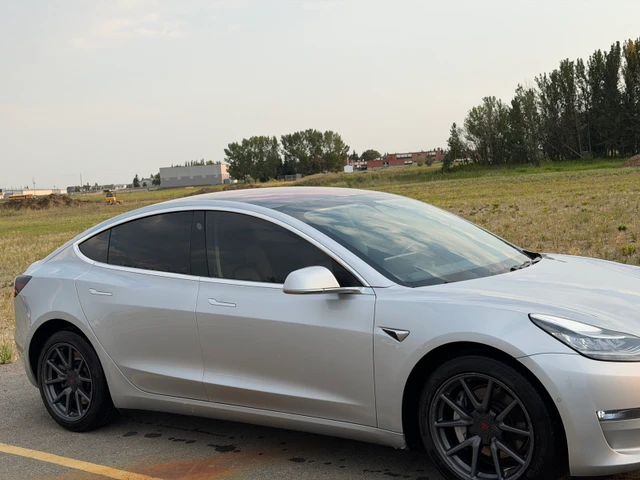 2018 Tesla Model 3, 102 000 km, dovoz Kanada — foto 4 z 5