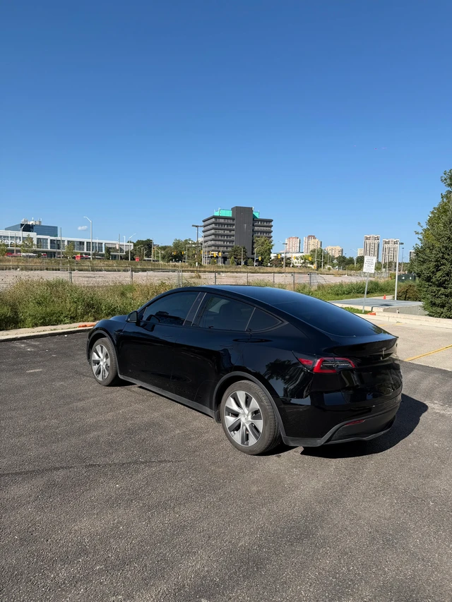 2022 Tesla Model Y Long Range, černá, 149 750 km, dovoz Kanada — foto 4 z 5