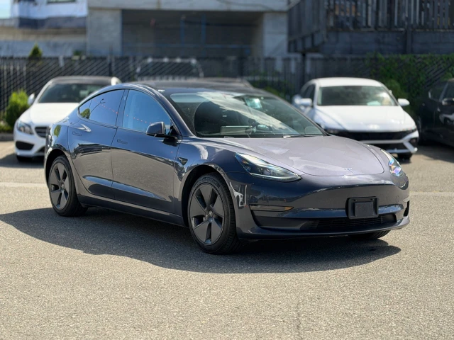 2023 Tesla Model 3 BASE, šedá, 83 975 km, dovoz Kanada — foto 3 z 5