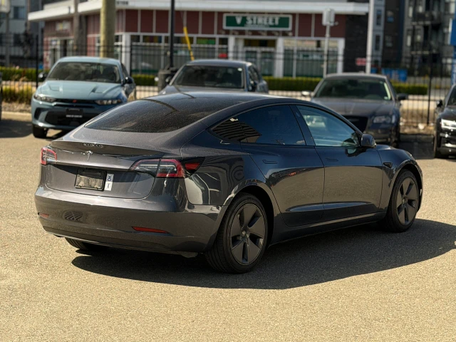 2023 Tesla Model 3 BASE, šedá, 83 975 km, dovoz Kanada — foto 4 z 5
