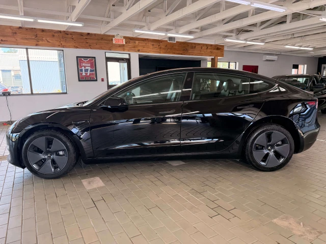 2023 Tesla Model 3 Long Range, 27 290 km, dovoz Kanada — foto 2 z 5