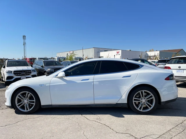 2014 Tesla Model S 4dr Sdn Performance, bílá, 164 578 km, dovoz Kanada — foto 4 z 5