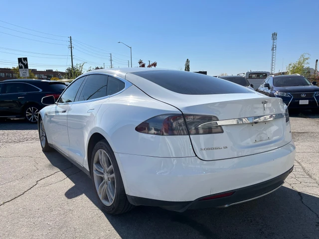 2014 Tesla Model S 4dr Sdn Performance, bílá, 164 578 km, dovoz Kanada — foto 5 z 5