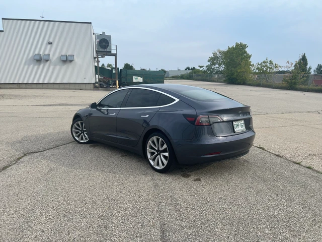 2019 Tesla Model 3, šedá, 133 000 km, dovoz Kanada — foto 2 z 5