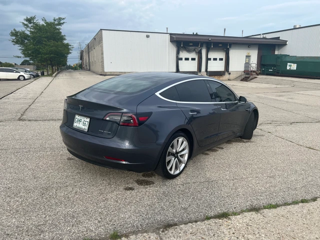 2019 Tesla Model 3, šedá, 133 000 km, dovoz Kanada — foto 3 z 5