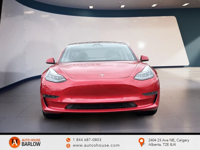 2021 Tesla Model 3 Standard Range Plus, červená, 89 904 km, dovoz Kanada — foto 2 z 5