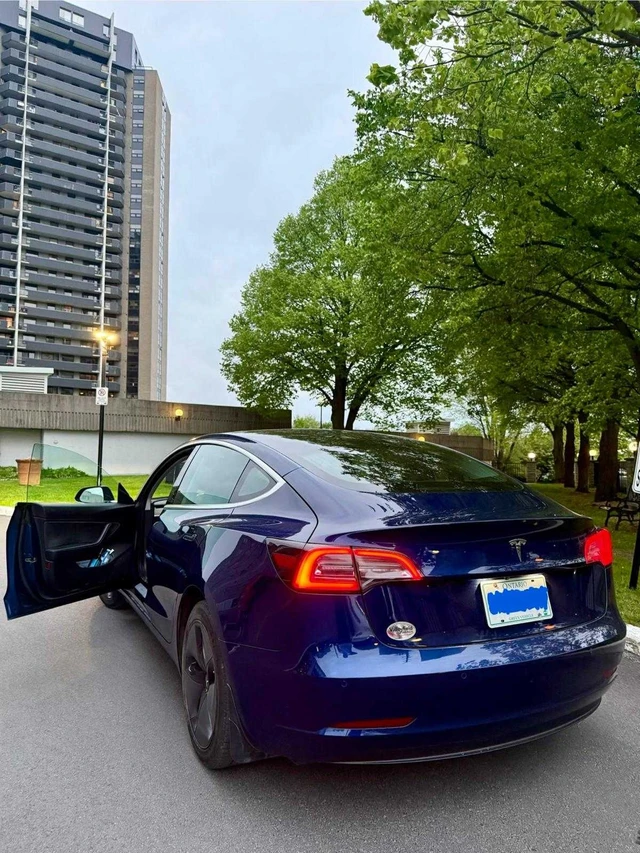 2019 Tesla Model 3, modrá, 115 000 km, dovoz Kanada — foto 3 z 5