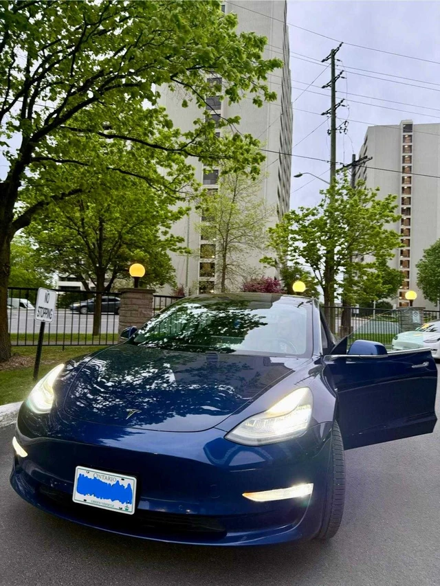 2019 Tesla Model 3, modrá, 115 000 km, dovoz Kanada — foto 4 z 5