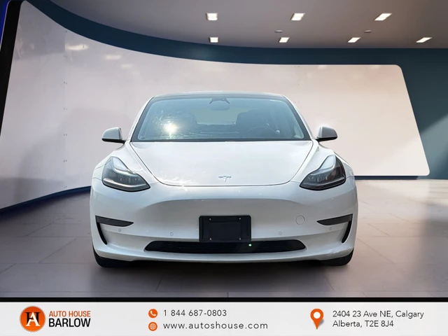 2021 Tesla Model 3 Standar Range Plus, bílá, 134 941 km, dovoz Kanada — foto 2 z 5