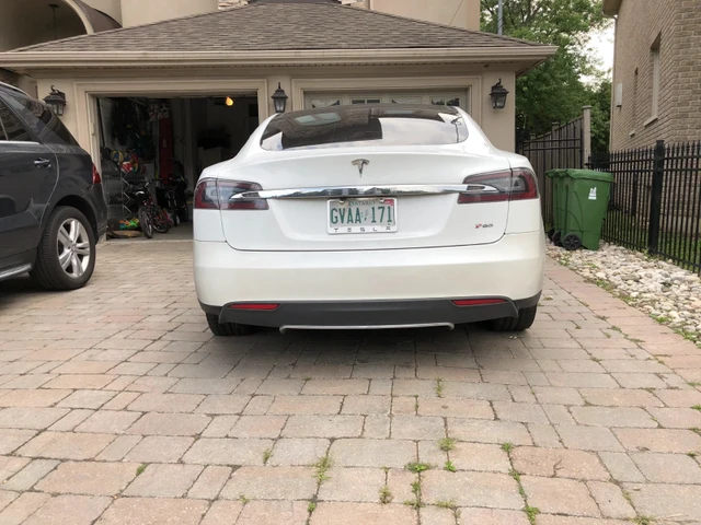 2013 Tesla Model S Performance, bílá, 192 000 km, dovoz Kanada — foto 2 z 5