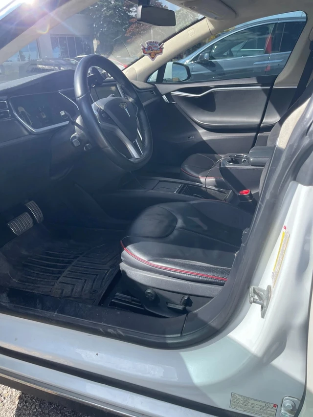 2013 Tesla Model S Performance, bílá, 192 000 km, dovoz Kanada — foto 3 z 5