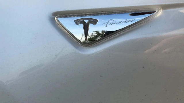 2013 Tesla Model S Performance, bílá, 192 000 km, dovoz Kanada — foto 4 z 5
