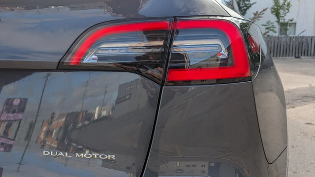 2021 Tesla Model Y Dual Motor Long Range AWD l Acceleration Boost PKG, šedá, 126 178 km, dovoz Kanada — foto 6 z 20