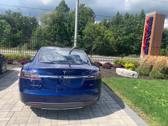 2015 Tesla Model S 85D, modrá, 103 182 km, dovoz Kanada — foto 4 z 5