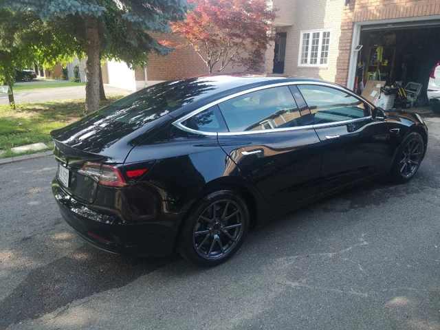 2019 Tesla Model 3, 22 750 km, dovoz Kanada — foto 3 z 4
