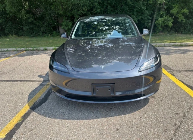 2024 Tesla Model 3 Long Range, 12 069 km, dovoz Kanada — foto 2 z 5