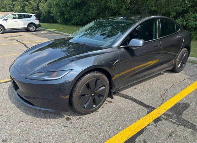 2024 Tesla Model 3 Long Range, 12 069 km, dovoz Kanada — foto 3 z 5