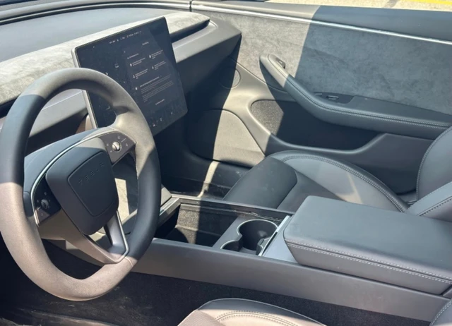 2024 Tesla Model 3 Long Range, 12 069 km, dovoz Kanada — foto 4 z 5