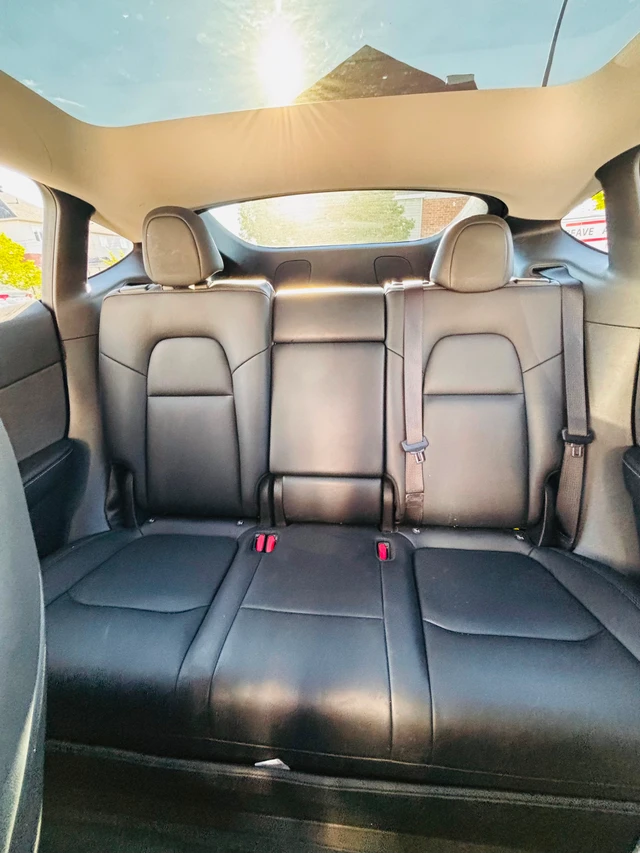 2023 Tesla Model Y, šedá, 46 000 km, dovoz Kanada — foto 2 z 4