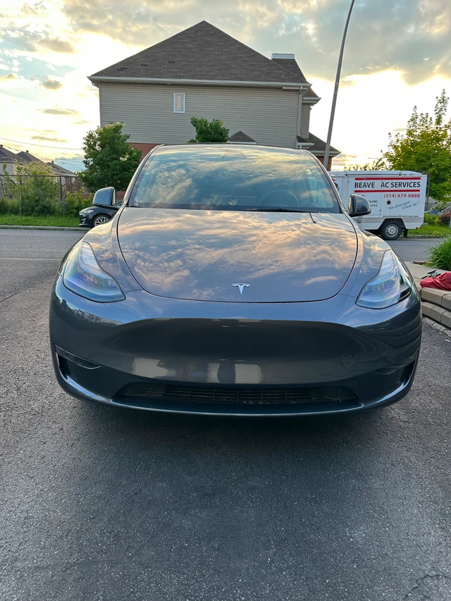 2023 Tesla Model Y, šedá, 46 000 km, dovoz Kanada — foto 3 z 4