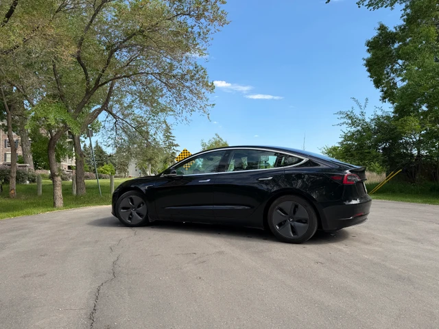 2020 Tesla Model 3 Standard Range Plus, 54 700 km, dovoz Kanada — foto 2 z 5