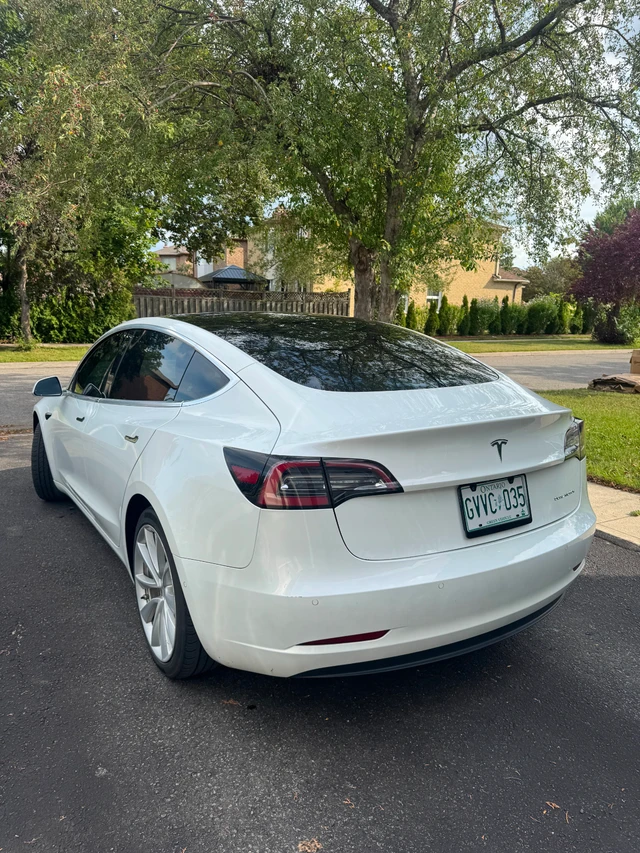 2020 Tesla Model 3 Long Range, bílá, 99 457 km, dovoz Kanada — foto 4 z 5