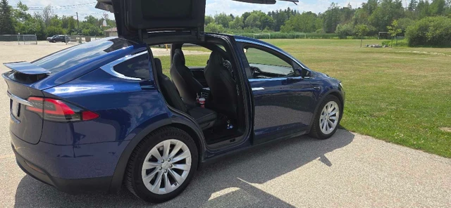 2017 Tesla Model X 75 D, modrá, 175 000 km, dovoz Kanada — foto 3 z 5