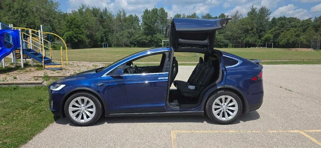 2017 Tesla Model X 75 D, modrá, 175 000 km, dovoz Kanada — foto 4 z 5