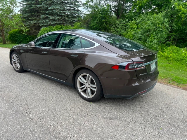 2014 Tesla Model S Performance, hnědá, 224 000 km, dovoz Kanada — foto 2 z 5