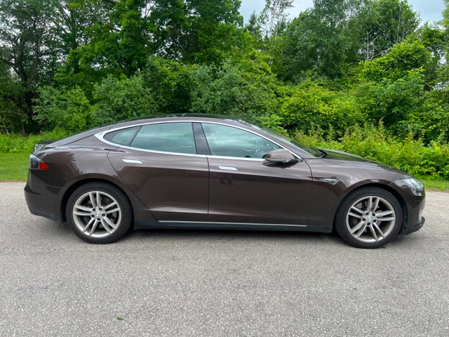 2014 Tesla Model S Performance, hnědá, 224 000 km, dovoz Kanada — foto 3 z 5