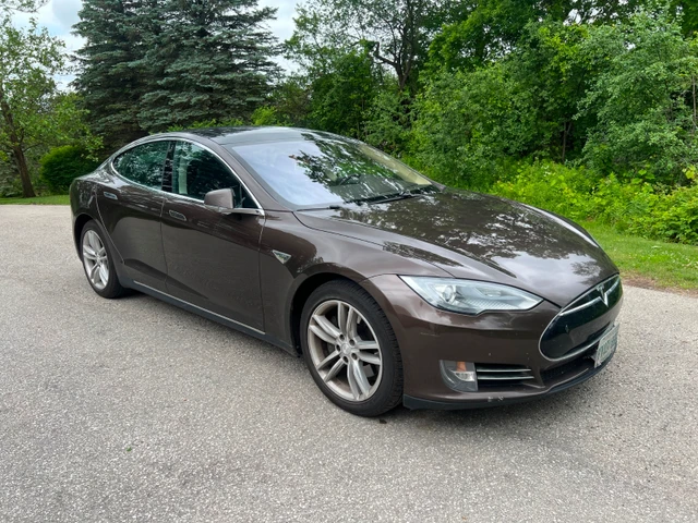 2014 Tesla Model S Performance, hnědá, 224 000 km, dovoz Kanada — foto 4 z 5