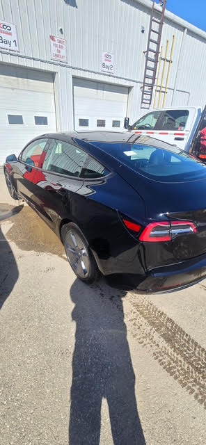 2021 Tesla Model 3 Standard Range, černá, 61 606 km, dovoz Kanada — foto 2 z 5