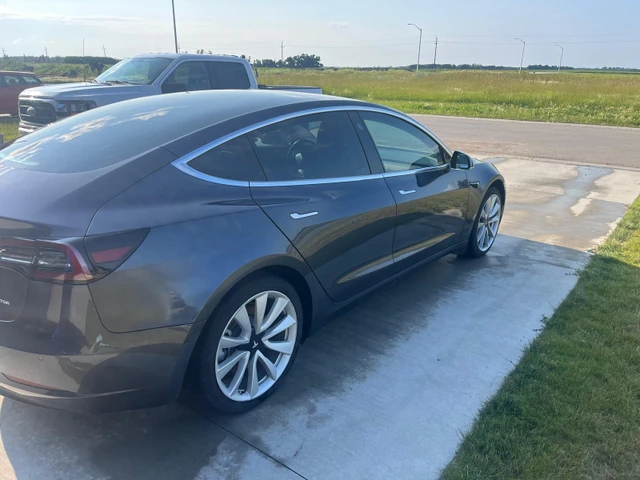 2018 Tesla Model 3, šedá, 174 000 km, dovoz Kanada — foto 2 z 5