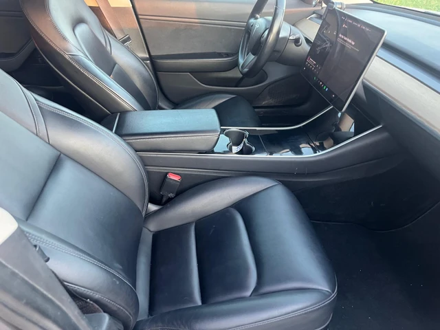 2018 Tesla Model 3, šedá, 174 000 km, dovoz Kanada — foto 3 z 5